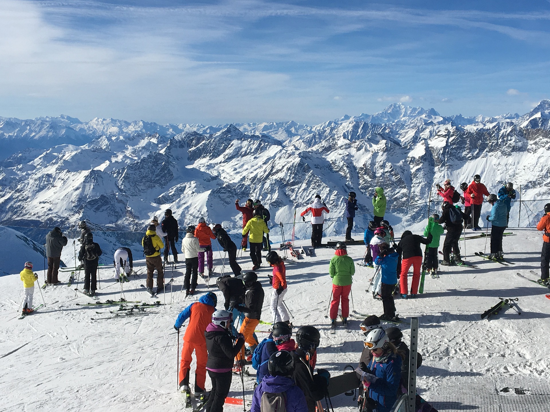 Schweizer Skigruppe am Berg