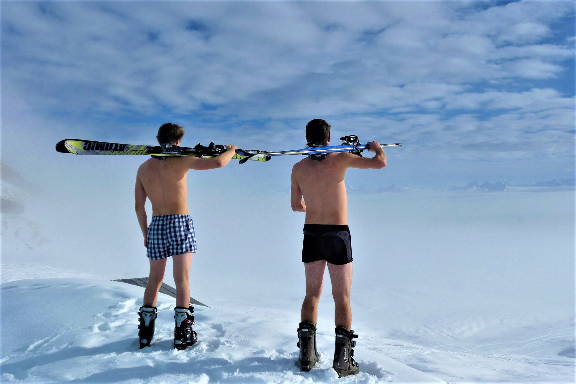 Skifahrer ohne Bekleidung