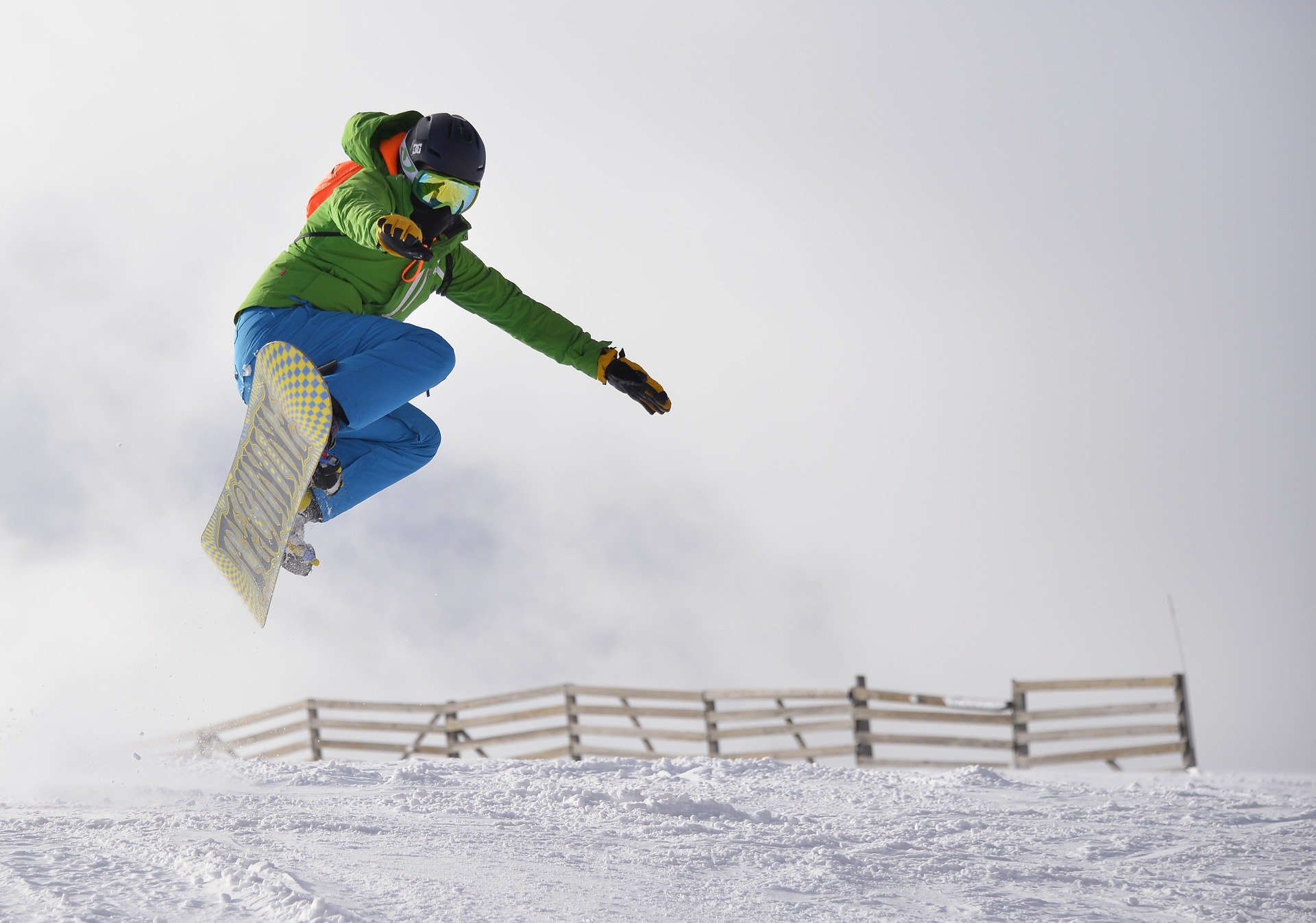 Sprung mit dem Snowboard