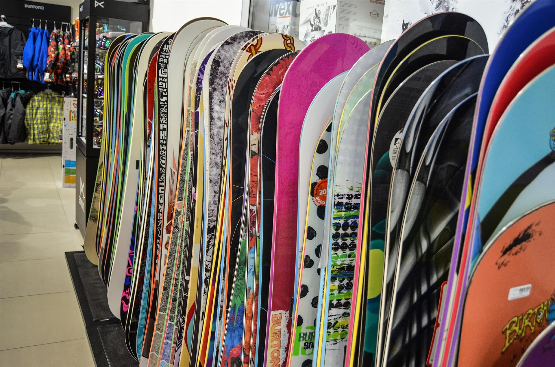 Snowboards im Verleih finden