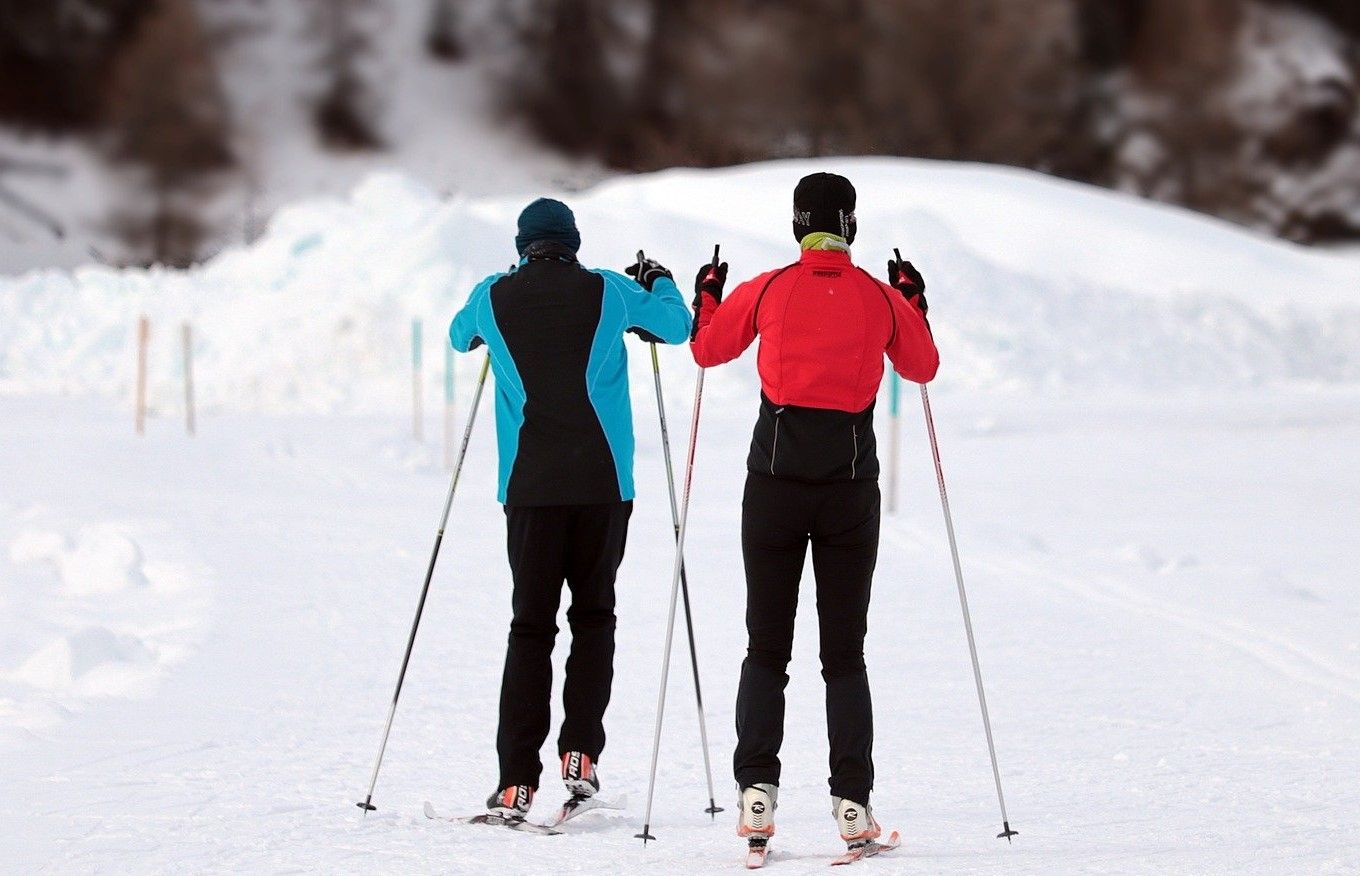 Skistöcke für das Langlaufen sind länger